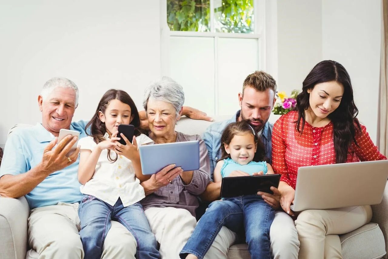 Like one of the family. Современная семья. Современная семья с гаджетами. Семья с ноутбуком. Семья интернет.