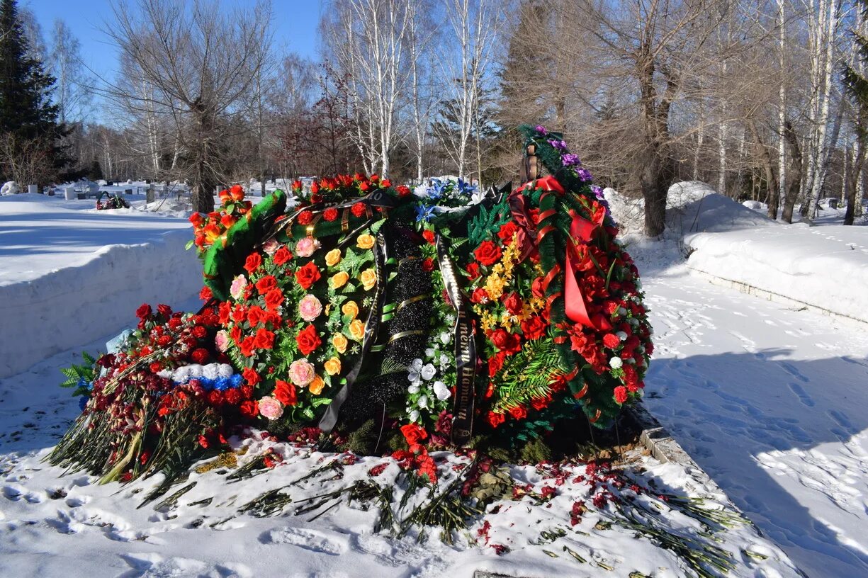 Новосибирск украина погибших. Могильные цветы. Цветы погибшим. Могилы военных.