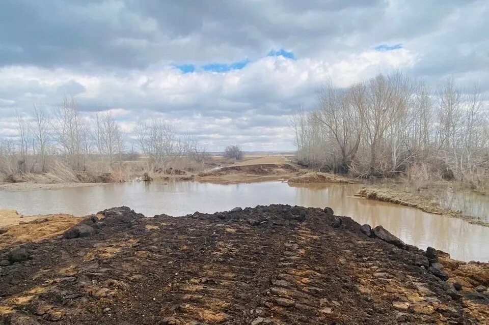 Река Чаган. Река Чаган Оренбургская область. Мост через речку. Первомайский район паводок.