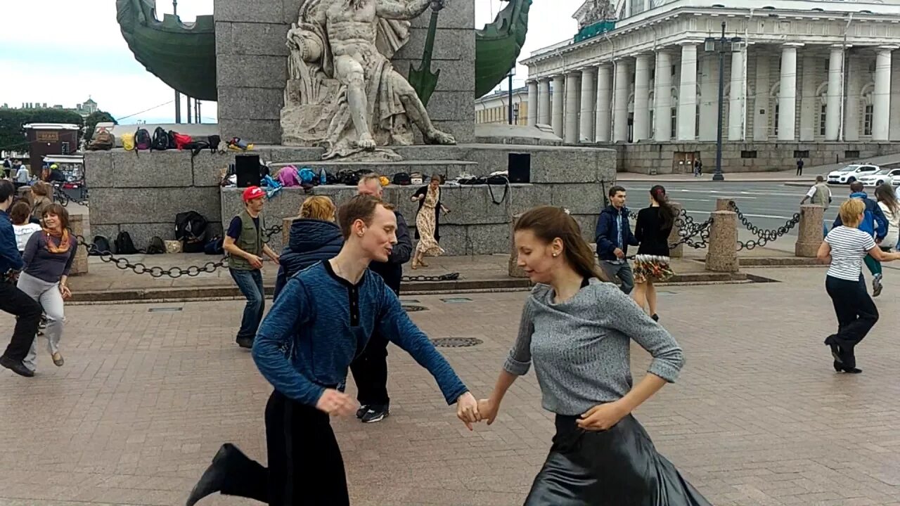 Танцы на стрелке васильевского острова. Танцы у ростральных колонн. Танцы васильевский остров. Танцы васильевский остров. Танцы на стрелке васильевского острова.