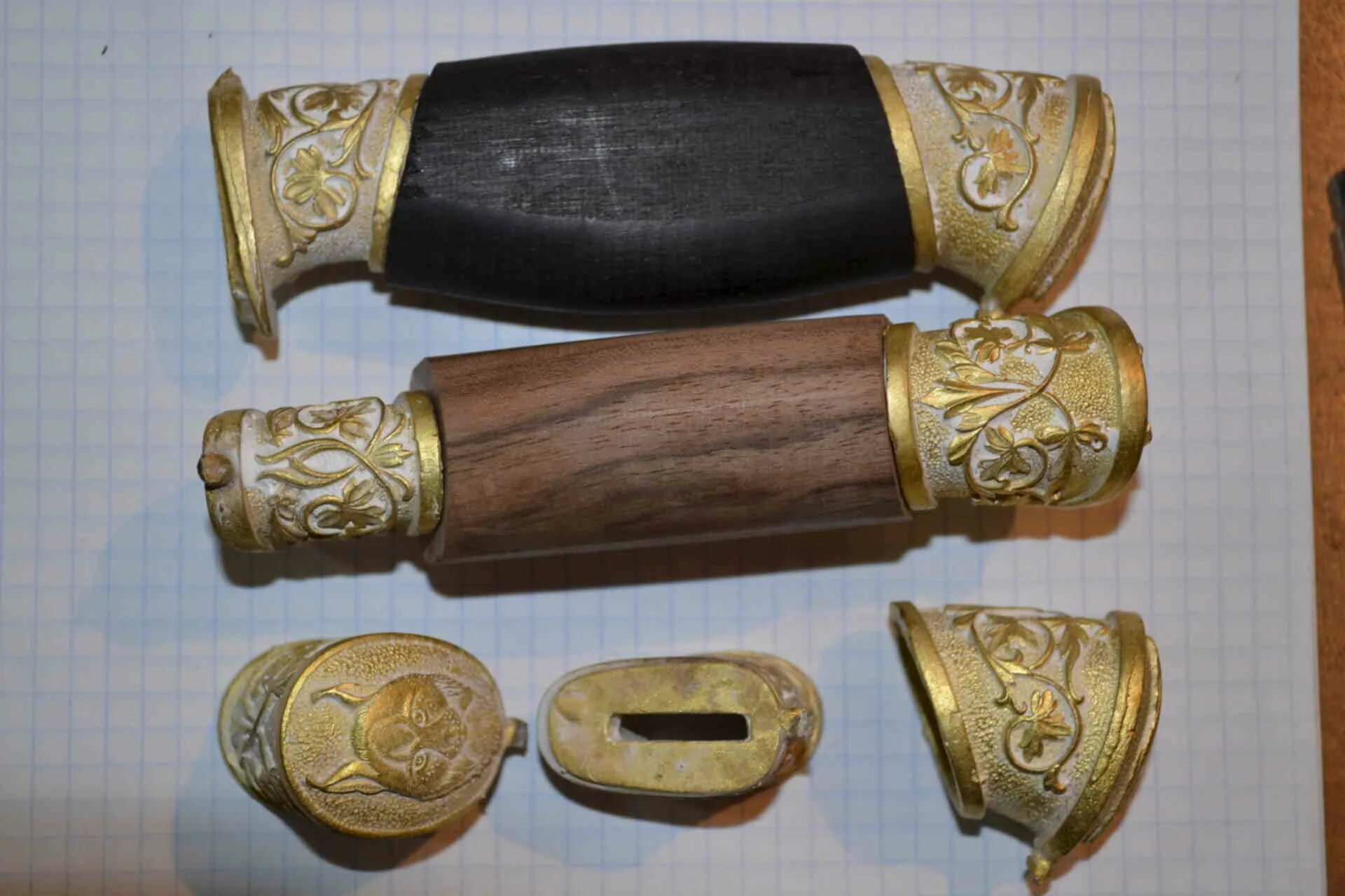 Литьё для ножа гарда тыльник. Больстер тыльник литьё. Гарда больстер для ножа. Литьё для ножа гарда тыльник. Литье из латуни.