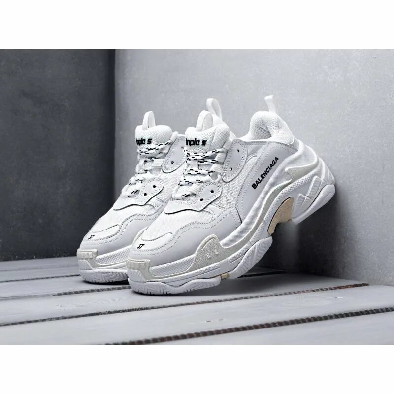 Подошва кроссовок баленсиага. Кроссовки Balenciaga Triple s. Баленсиага трипл s белые. Кроссовки баленсьяга оригинал. Баленсиага кроссовки 2022.