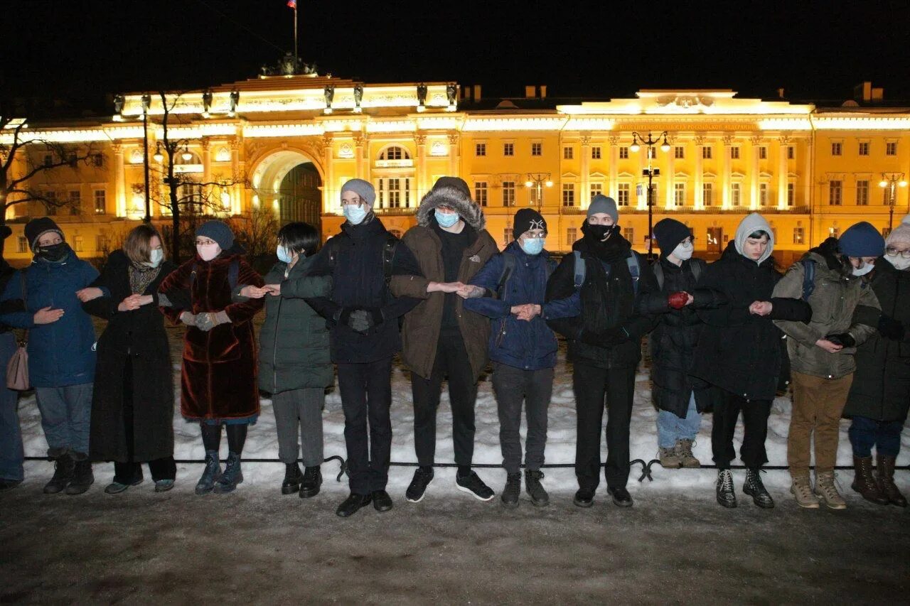 Какая сегодня санкт петербург. Ансамбль Сенатской площади. Сенатская площадь сейчас. Санкт-Петербург люди. Троицкой площади Санкт-Петербурга.