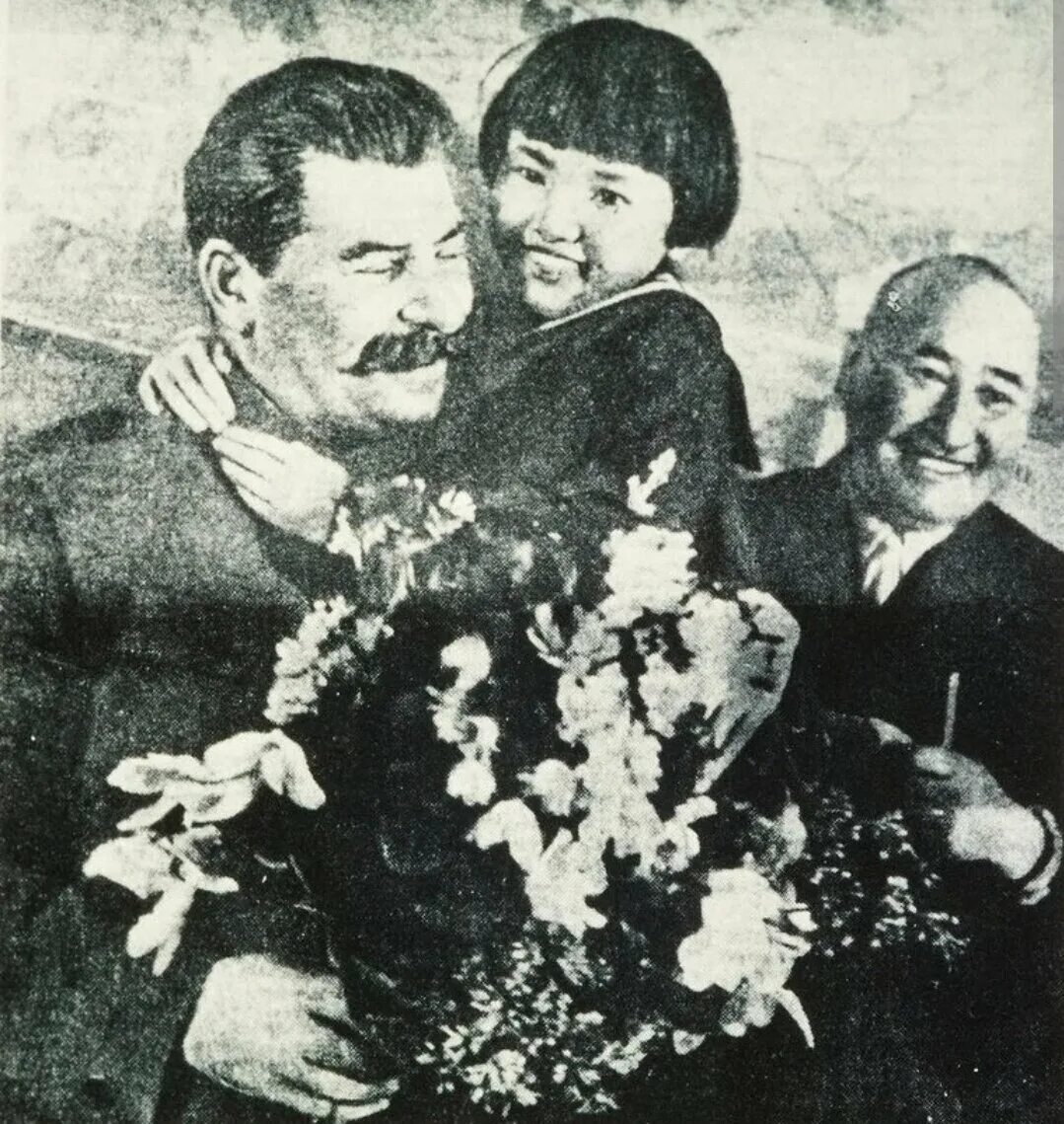 Высказывания сталина о пенсионном возрасте. Черчилль и сталин курят. Сталин и энгельсина. Что сказал сталин девочке после чего ее. Что сказал сталин девочке после чего ее.