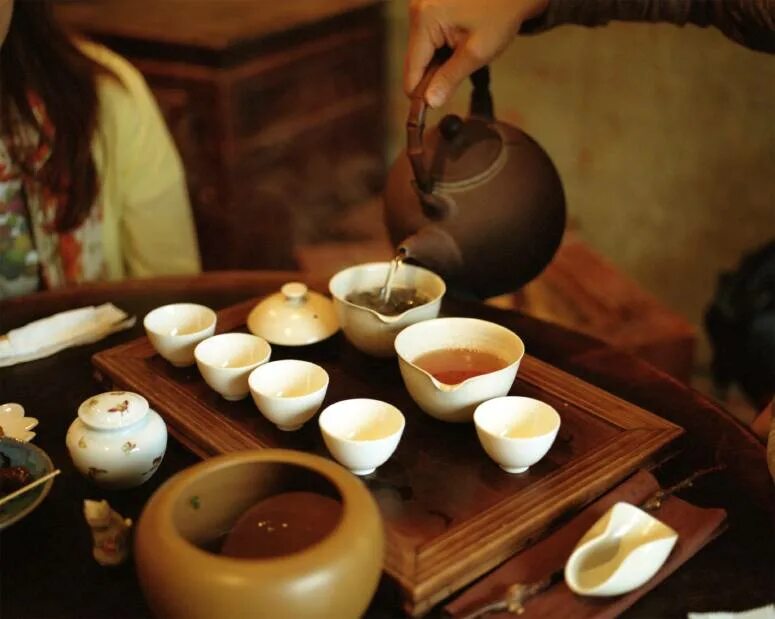 Суть чайной церемонии. Традиционная китайская чайная церемония. Чайная церемония в Японии. Китайская церемония чаепития. Чайный мастер Япония.