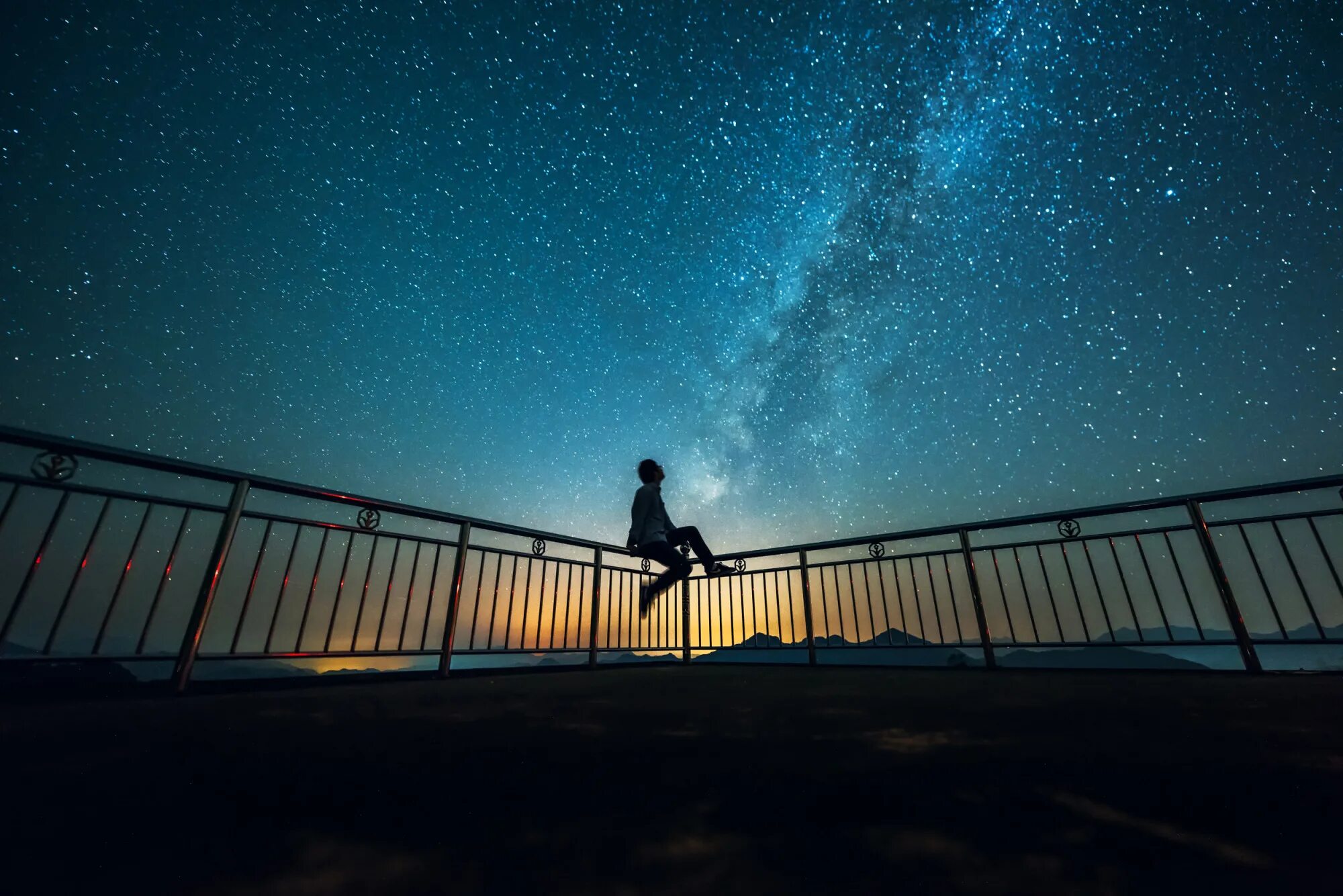 Песня looking at the stars. Это одиночество. Alone. Ночное небо в парке. Ночное небо красивое из жизни.