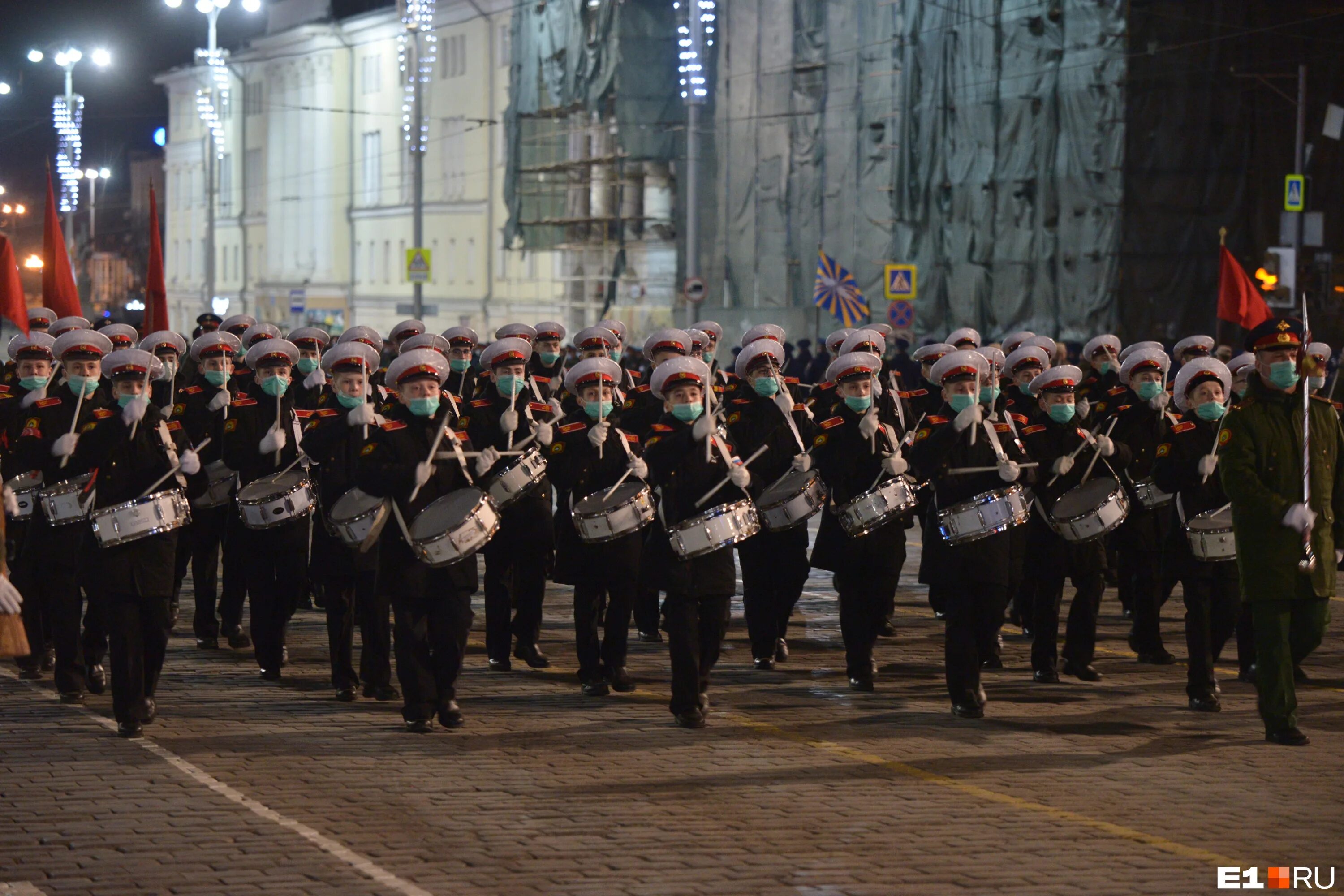парад на улице. парад ул. военная техника на параде победы. парад ул. военный парад.