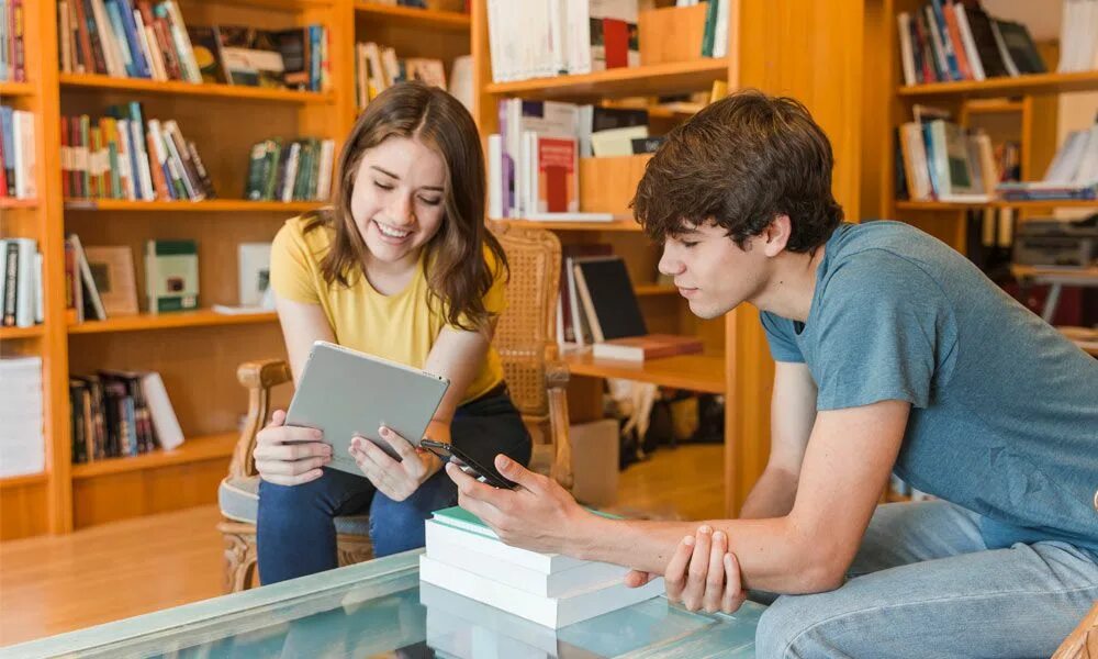 Куча книг. Подростки в библиотеке. Читает книгу. Книга человек. Образованный человек.