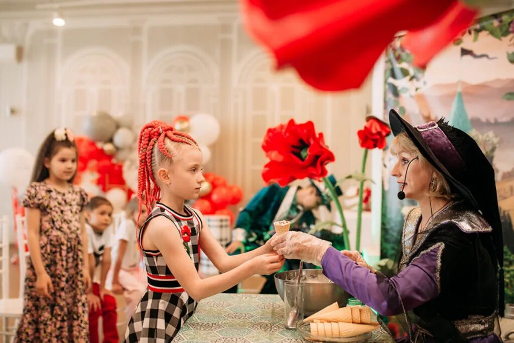 День рождения в спб взрослому. Фотосессия на день рождения. Фотосессия на день рождения в кафе. Городская фотосессия в день рождения. Репортажная съемка дня рождения.