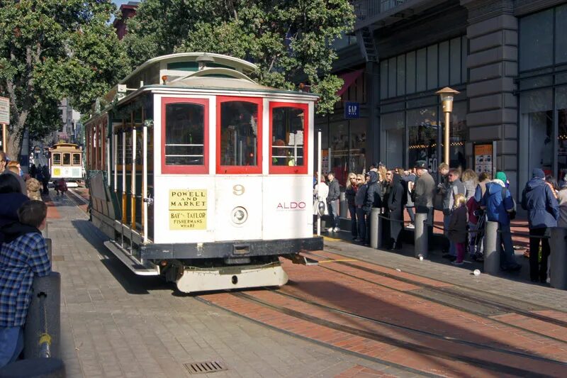Канатный трамвай. Трамвай в Сан-Франциско. Кабельный трамвай Сан-Франциско. Трамвайное депо Сан Франциско. Вагон канатного трамвая Сан-Франциско.