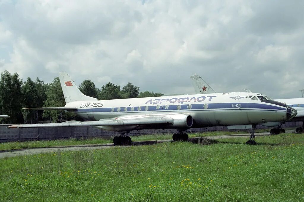 ту 124 первый полет. пассажирский ту 124. ту-124 пассажирский. ту-104 пассажирский самолёт. ту-124 пассажирский.