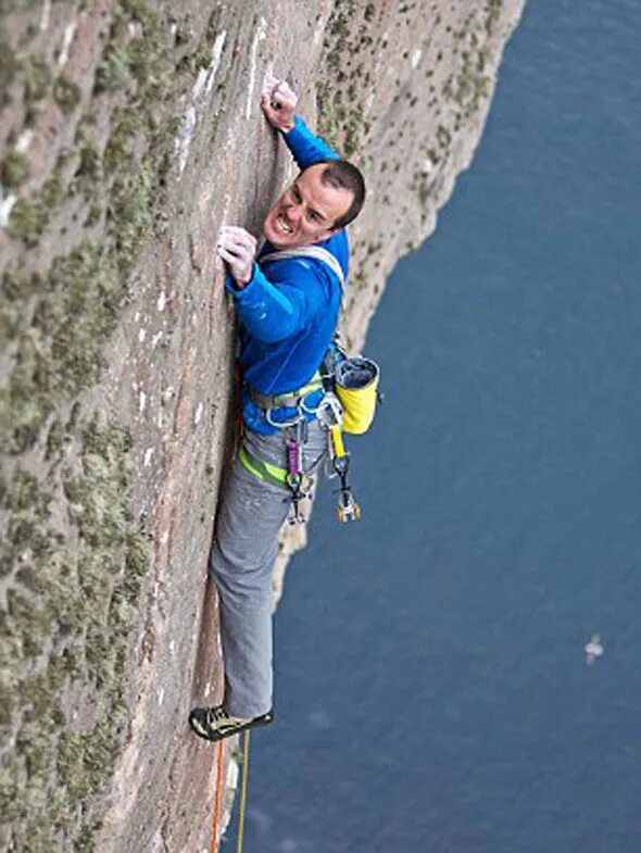Страх высоты. Трюки на небоскребах. Человек боится высоты. Страх высоты. Человек над пропастью.
