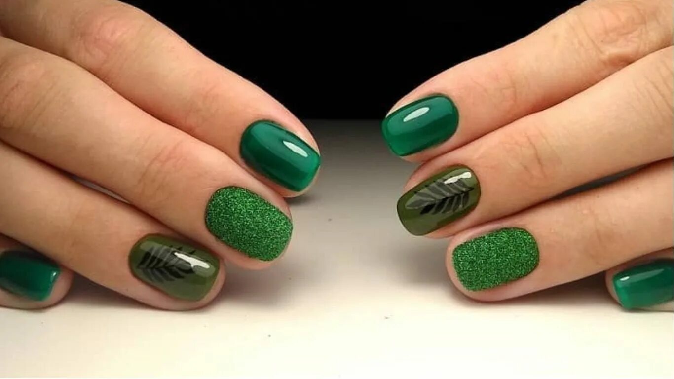 денежный цвет маникюра на 2024