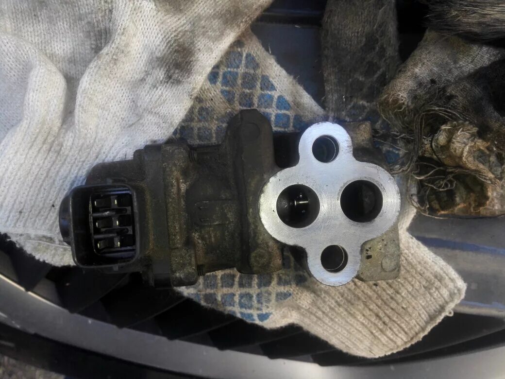 Дроссельная заслонка аутлендер xl. Дроссельная заслонка от mitsubishi montero 2000. Аутлендер плавают обороты на ходу. Дроссельная заслонка outlander xl 2. Клапан электромагнитный впускного коллектора хендай.