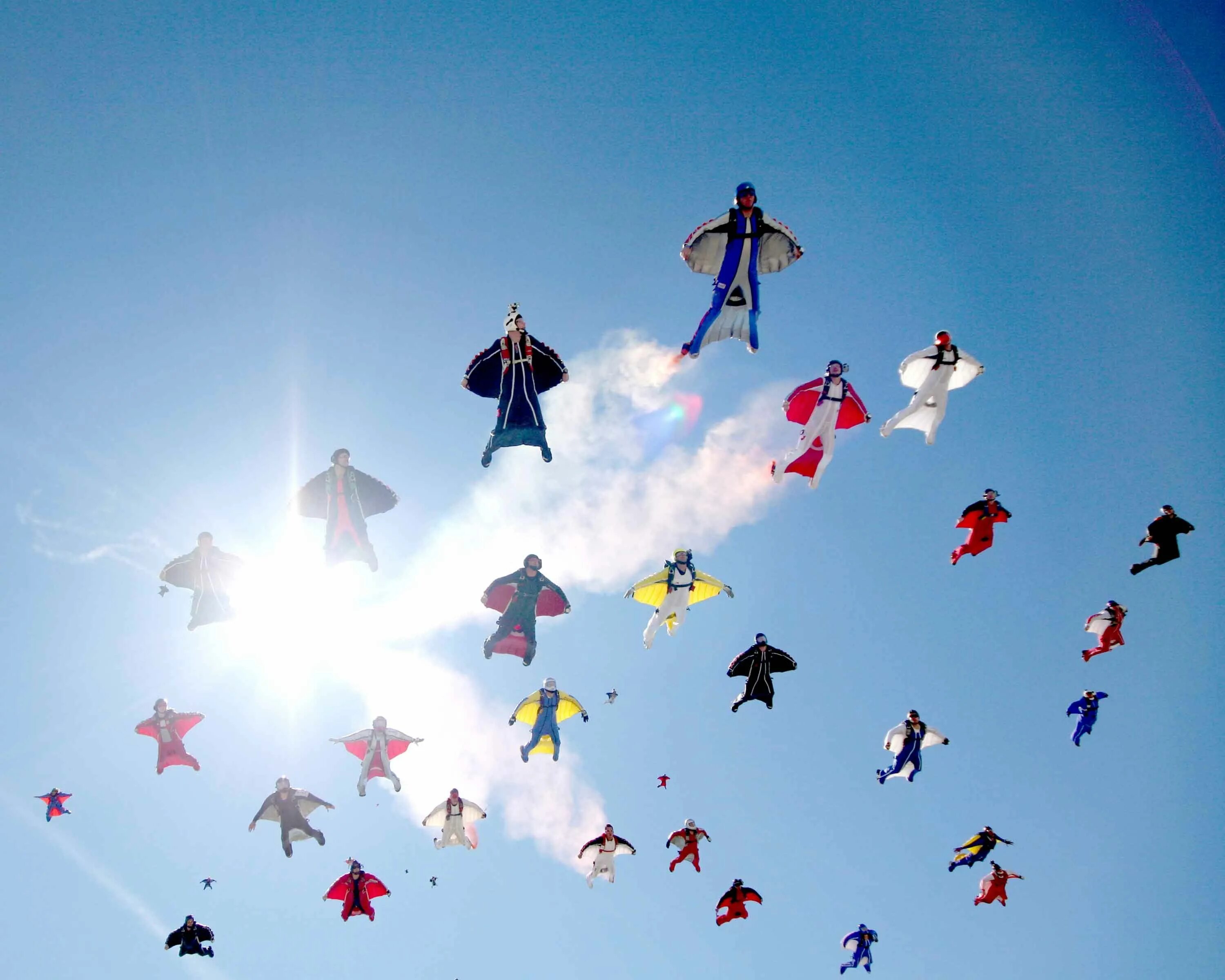 Kid flying. Парашютисты в воздухе. Парашютный спорт. Много парашютистов в небе. Фигуры в небе парашютисты.