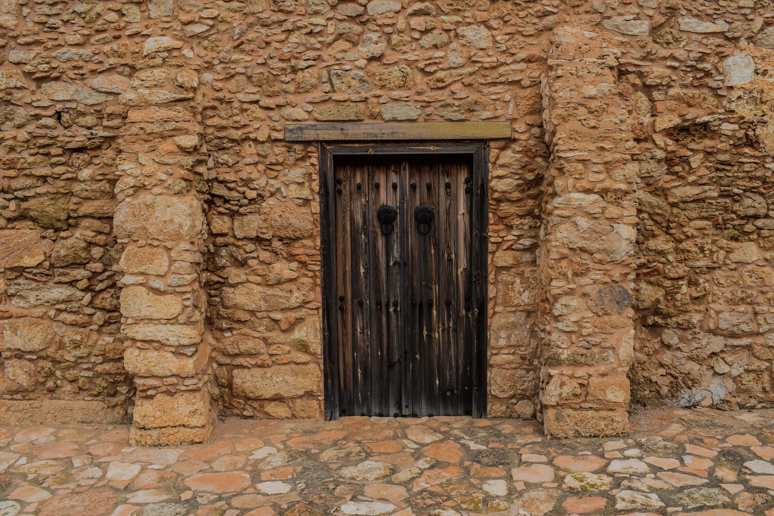 Откройте дверь руин. Старая деревянная дверь. Дверь каменная древняя. Двери в древности. Каменная стена с дверью.