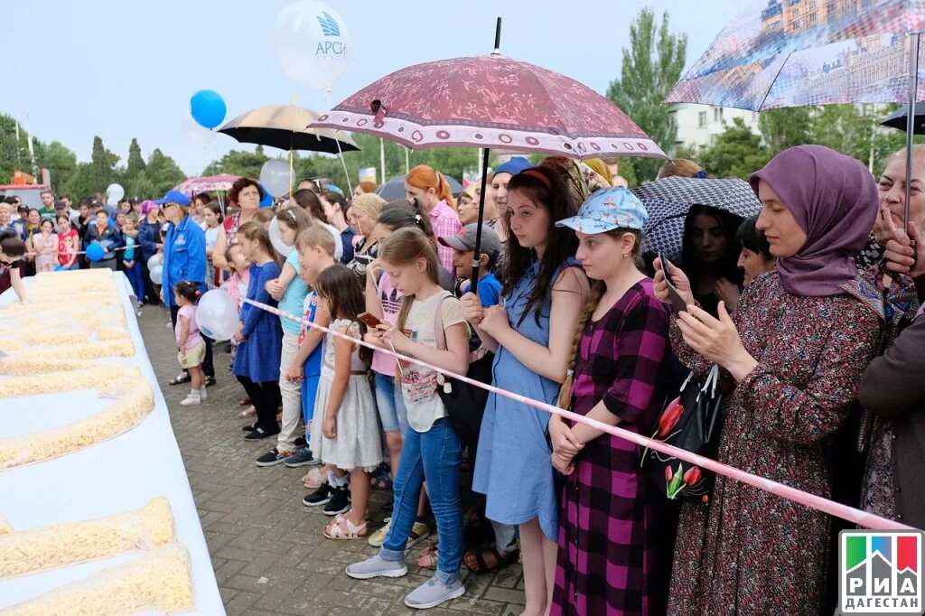 Ураза сегодня в махачкале. С праздником Ураза байрам Дагестан. Столы на Ураза байрам в Дагестане. Чак Чак на Ураза байрам. Ураза-байрам 2022 Адыгея.