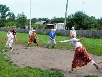 Играть в вышибалы