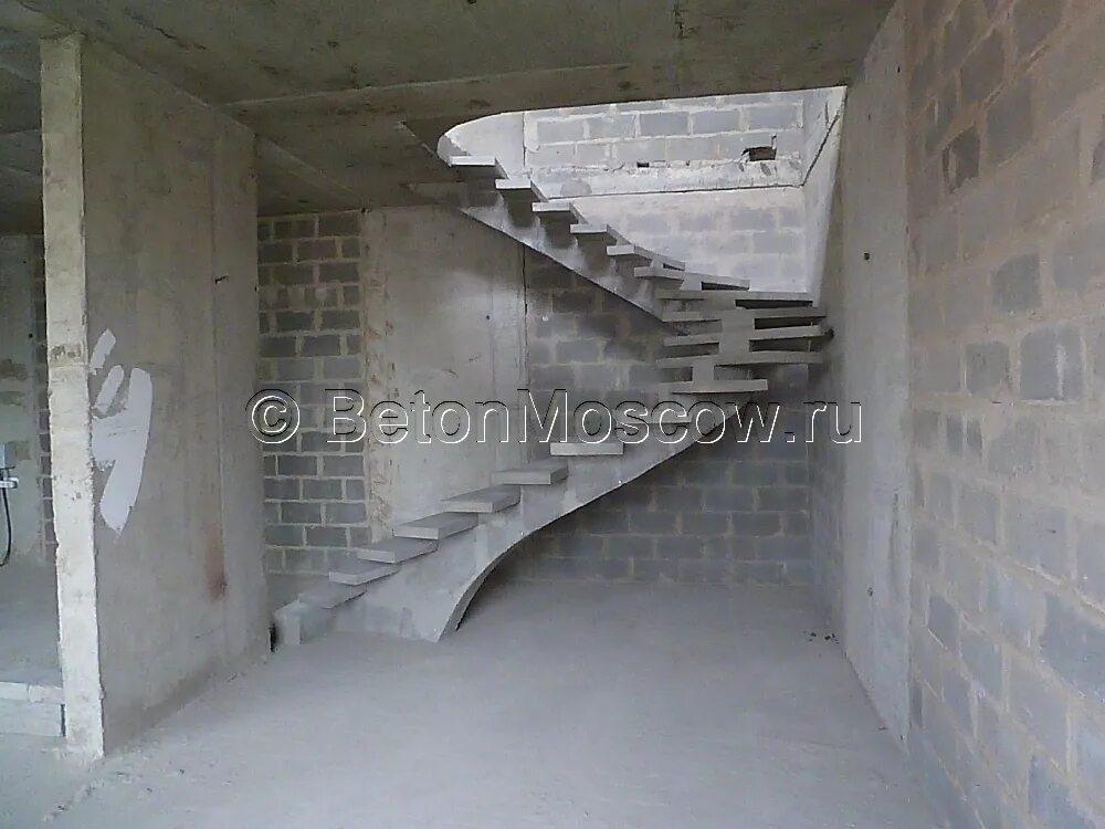 Ж б лестницы. Забежная монолитная лестница. Бетонная забежная лестница 180. Бетонная лестница с забежными ступенями. Бетонная лестница на 2й этаж.