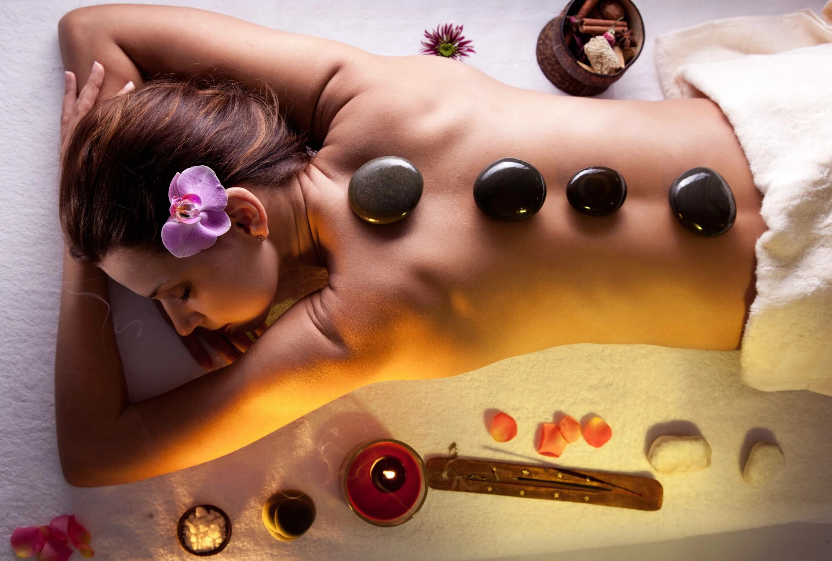 Спа процедуры. Массаж хондроз. Девушка в спа салоне. Классический лечебный массаж. Креативный массаж.