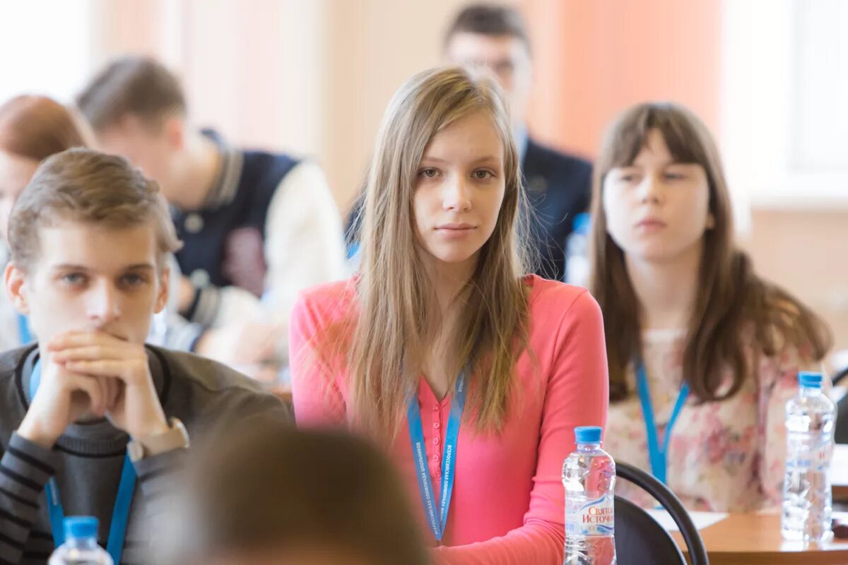 Ученики девятого класса. Ученик 9 класса. школьники 9 класс. подростки 9 класс. ученицы 9 класса.