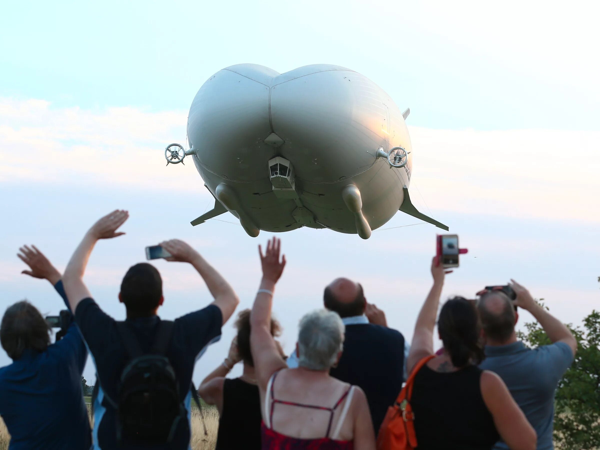 летать зад. самый большой в мире дирижабль потерпел крушение. самые большие летательные аппараты. летать зад. Lmh-1.