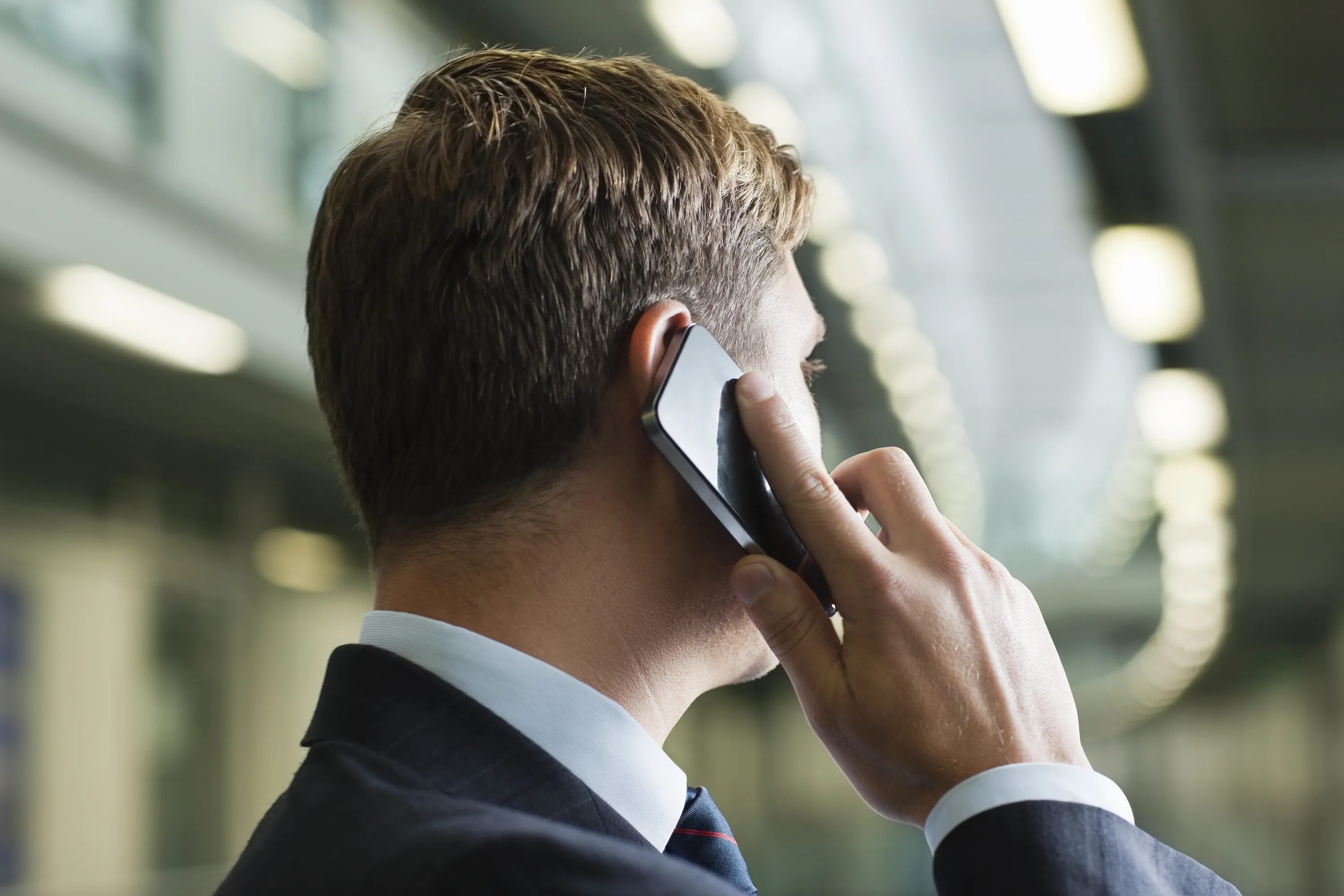 Do you need to a phone call. Говорит по телефону. мужчина говорит по телефону. оператор стоит спиной. to phone.
