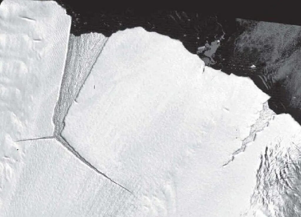 Трещина увеличилась. Ледник эймери. Откололся Айсберг в Антарктиде. Самый большой Айсберг отколовшийся от Антарктиды. Айсберг откалывается от ледника.