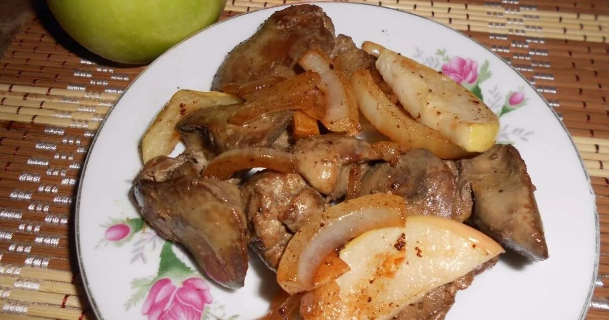 Печень куриная яблоко лук рецепт. Печень по берлински. куриная печень по-берлински. печень по берлински с яблоками и луком. мясо по берлински.