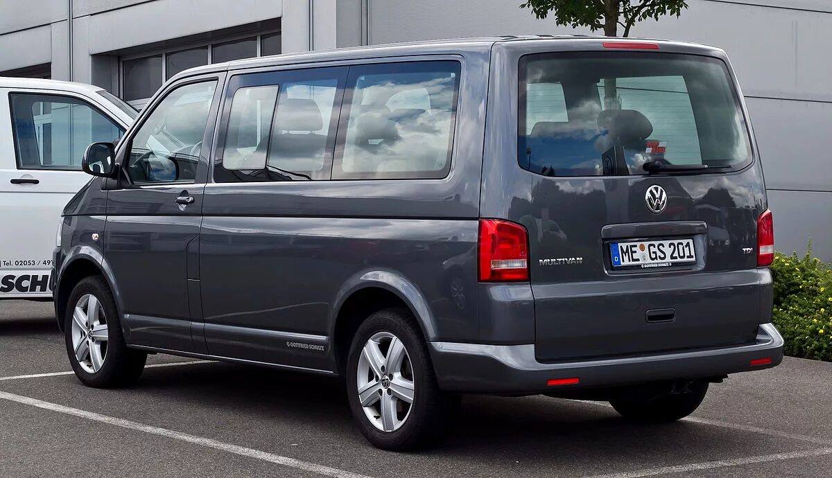 Чем отличается транспортер от каравеллы. Vw t5 multivan-caravelle. vw t5 transporter multivan. фольксваген транспортер каравелла мультивен. vw multivan 2012.