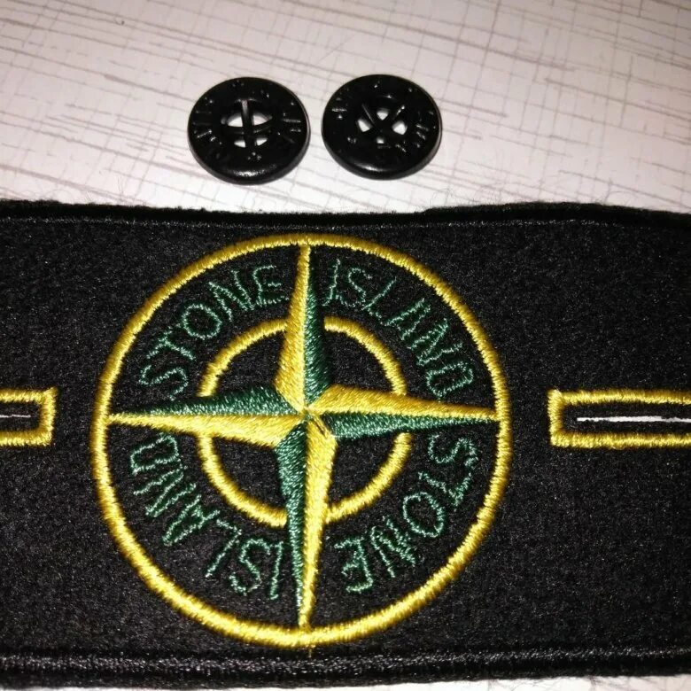 Купить патч stone. Пуговицы Stone Island. Stone Island пугавиц. Стоун Айленд нашивка. Пуговицы стон Айленд оригинал.