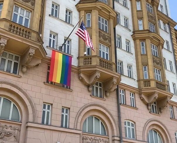 Сколько посольств других стран в москве. Посольство сша в россии флаг лгбт. флаг на посольстве сша в москве. американское посольство в москве 2025. флаги на американском посольстве.