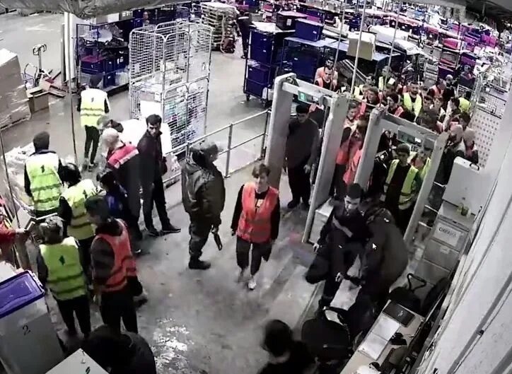 Озон склад пушкино. Драка мигрантов на складе озон. склад озон пушкино. драка на складе озон.