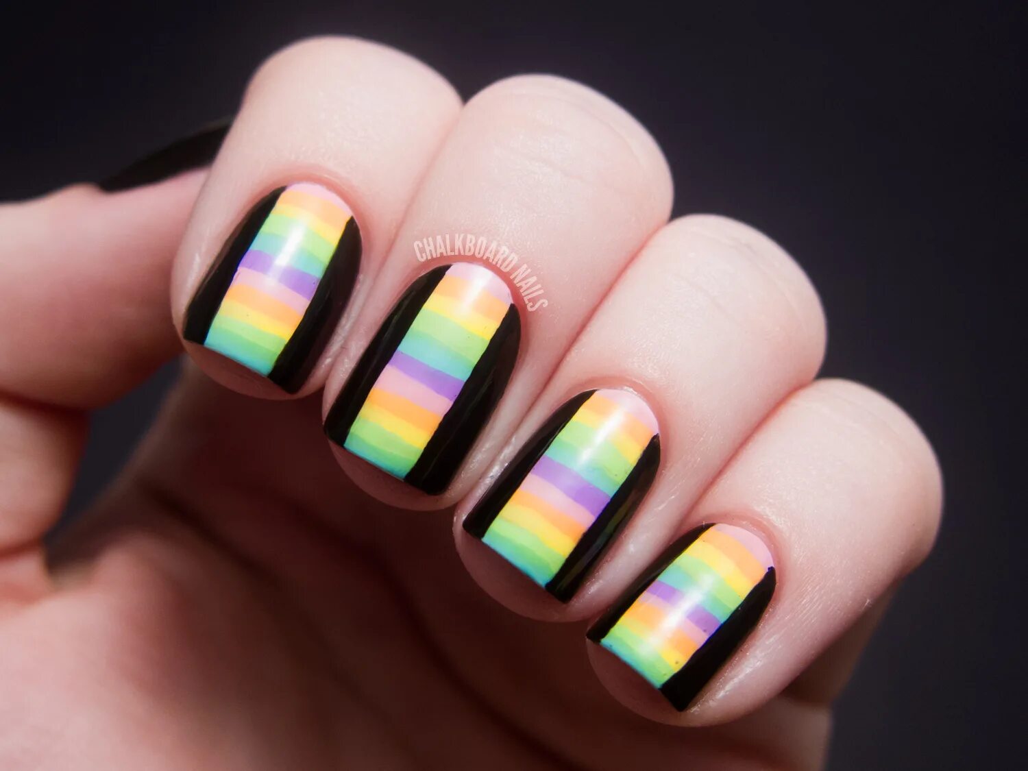Дизайн ногтей полоски цветные. Маникюр с горизонтальными полосками. Полосы на ногтях горизонтальные. Маникюр с разноцветными волнистыми полосками.