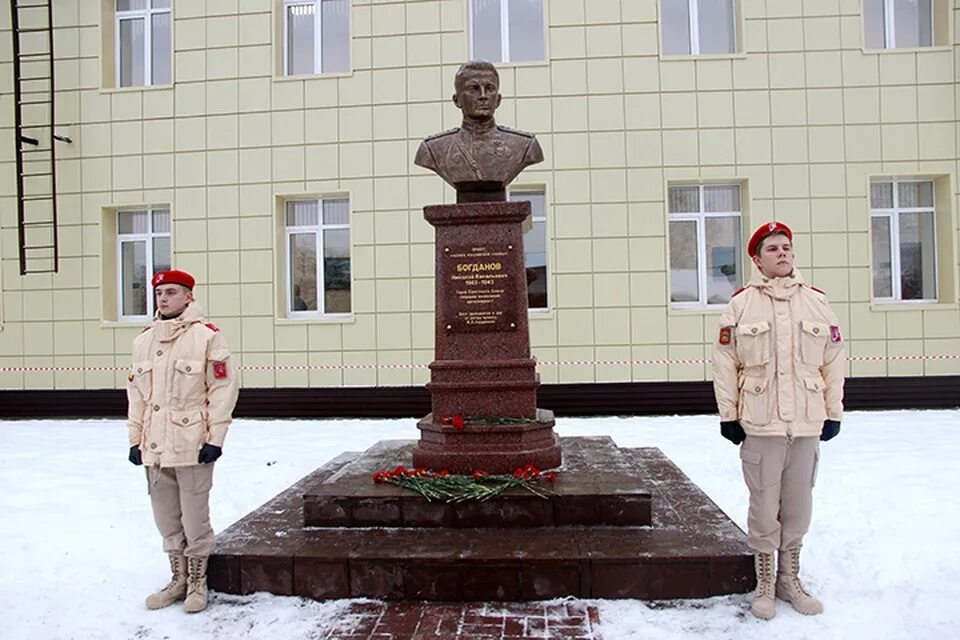 Школа 34 брянск. Памятник полковнику Богданову Брянск. Открыли бюст герою. Богданова а.а.памятник.