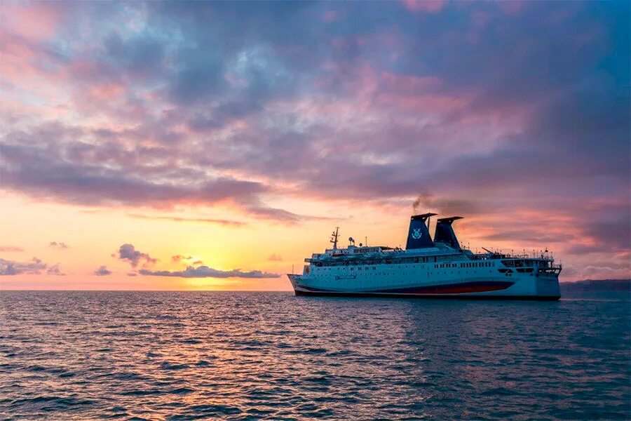 Круизный теплоход князь владимир. Лайнер князь владимир. Лайнер князь владимир. Князь владимир лайнер сочи. Князь владимир круизный лайнер.