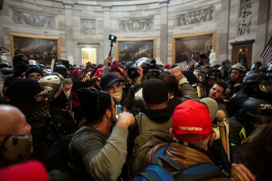 Угроза 2020. Угрозы демократии. Photo of Democrat protesters storming Capitol "2018" -"Jan 06" -"Trump". Демократия в опасности Америка защитит. Большая штурма в мире.