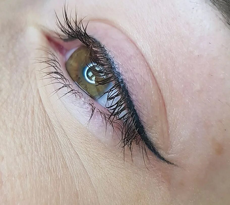 Пм межресничка. Татуаж стрелок межресничный. Перманент глаз межресничное пространство. Межресничная стрелка татуаж. Татуаж век межресничное пространство.