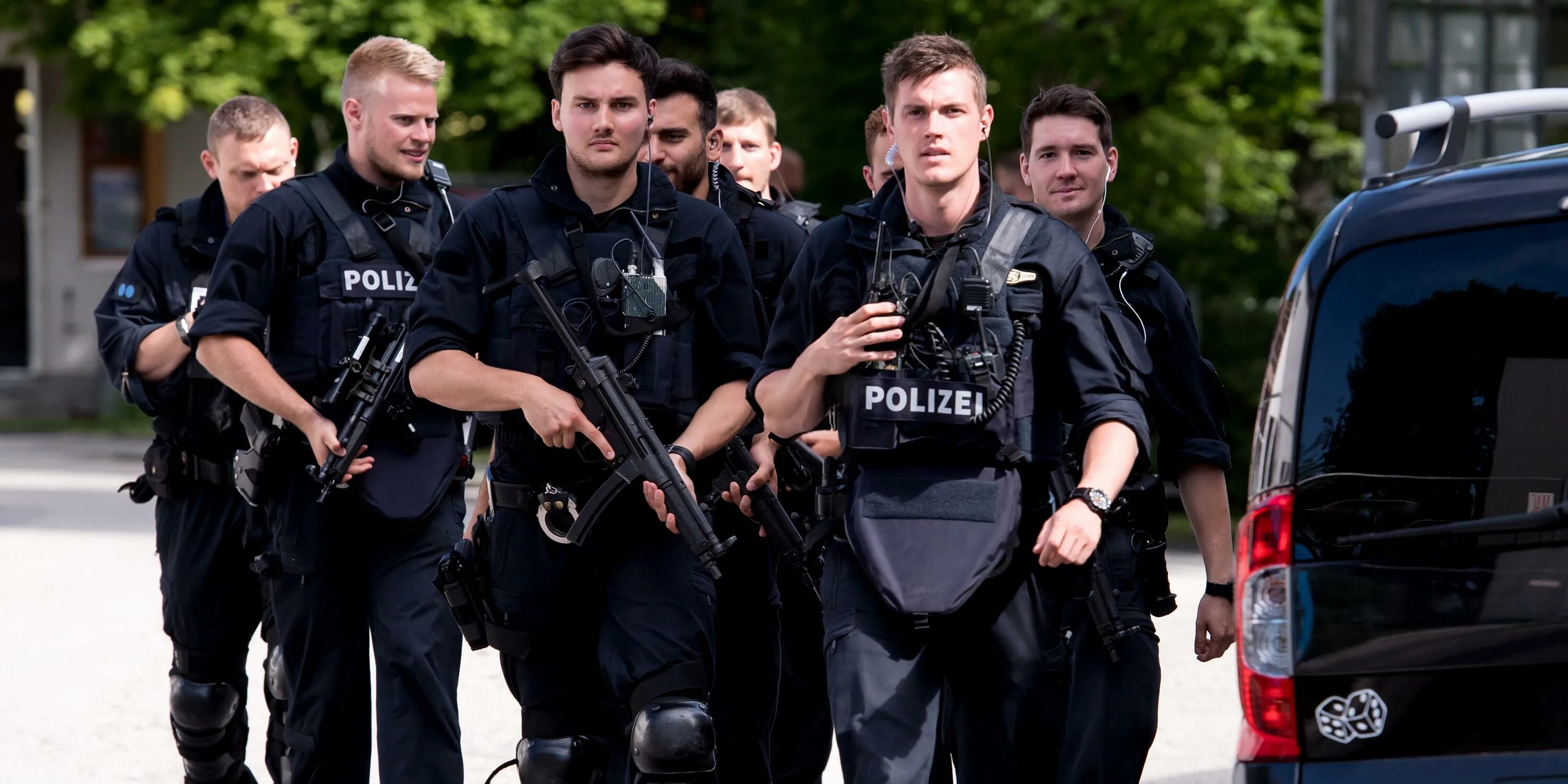 Как называют людей в полиции. Форма полиции германия 2025. polizei германия. полиция фрг. немецкая полицейская форма.