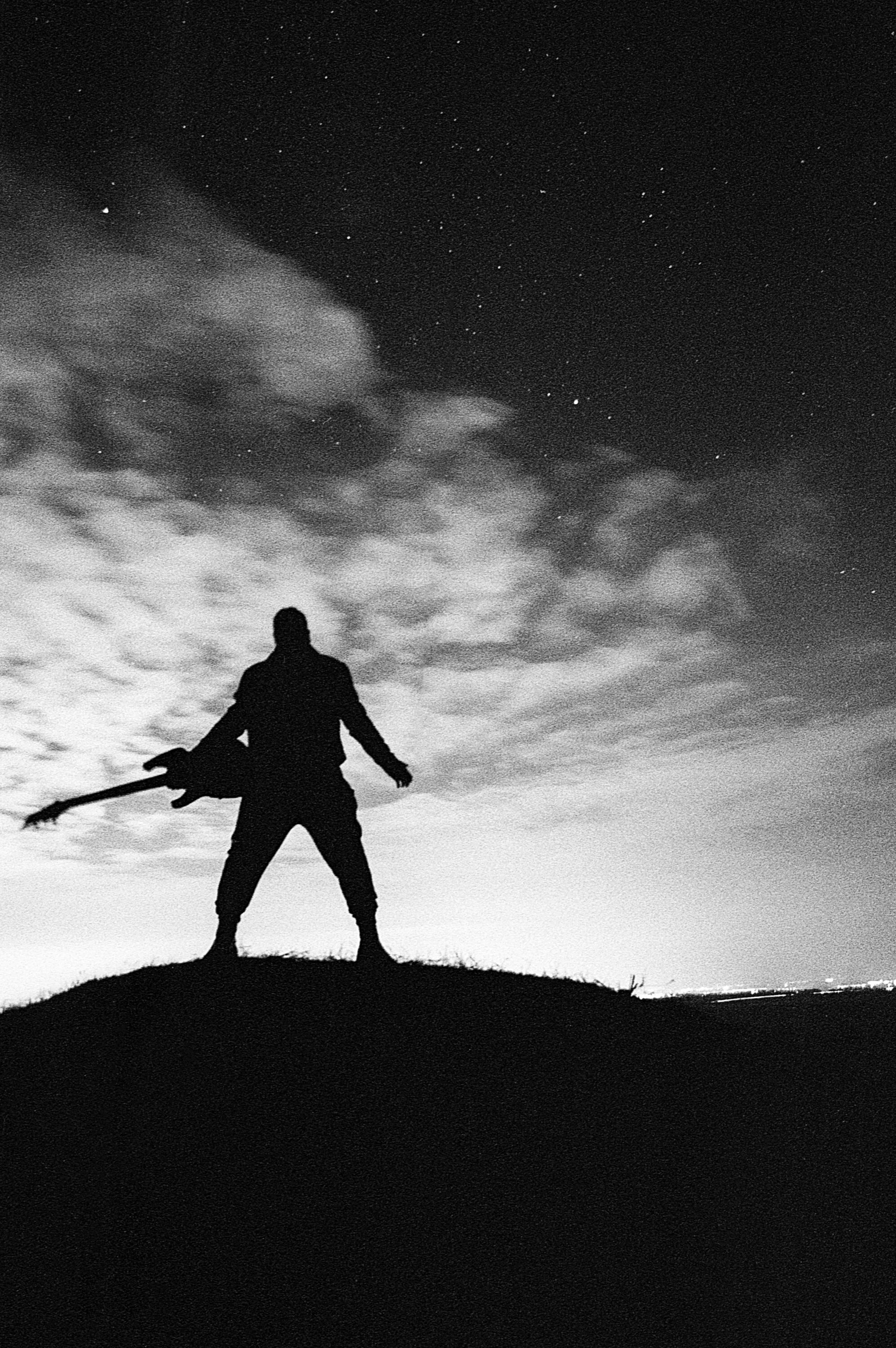 Kier shadow of heaven. Пустое небо темное. Сила тени небеса. Луч света во тьме. Парень в тени.