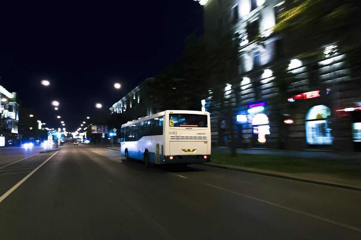 Можно ли по автобусной в выходные. Ночные автобусы. Автобус ночью. Общественный транспорт ночью. Маршрутка ночью.