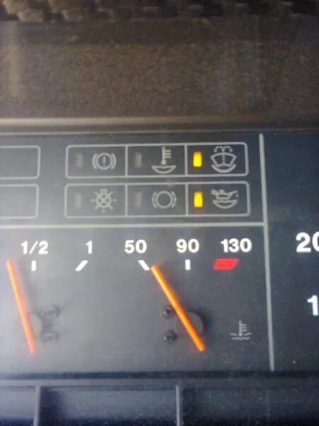 Ваз 2109 горит лампочка. Ваз 2109 лампочка контроля зарядки аккумулятора. Лампочка уровня масла ваз 21099. Горит лампа масла на приборной панели ваз 2109 инжектор. Лампочка давления масла ваз 2109.