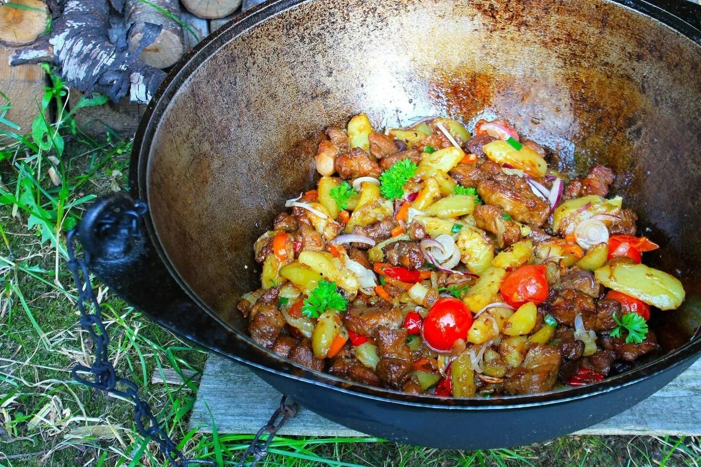 Приготовление овощей в казане. Казан кебаб в казане на костре. Картошка с мясом в казане на костре с овощами. Овощи в казане на костре. Картошка с мясом на костре.