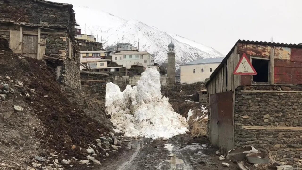 Какая погода в дагестане. Сход лавины в Дагестане село Цахур. Лавина в Дагестане. Селение Цахур в Республике Дагестан Рутульский район. Цахурский район в Дагестане села.