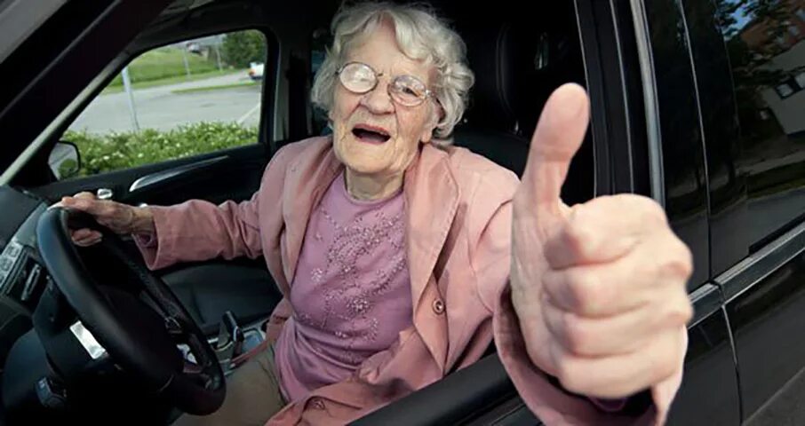 Остановитесь бабушки. Пожилая женщина в авто. Бабка с тачкой. Бабка в машине. Пенсионерка за рулем.