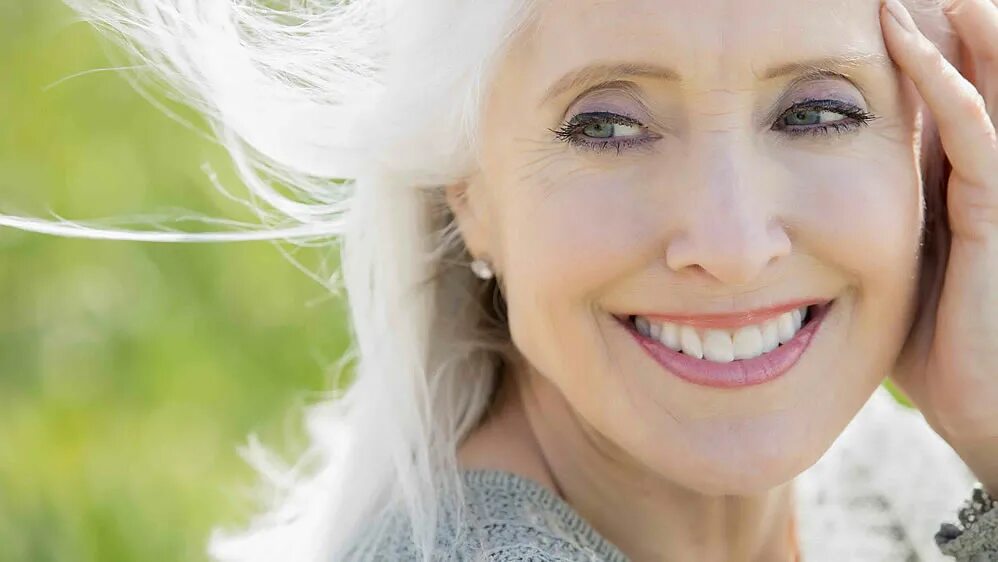 Красивый макияж 50. Красивые женщины после 50 лет. Джейн фонда макияж. Лифтинг макияж. Красивый макияж 50.