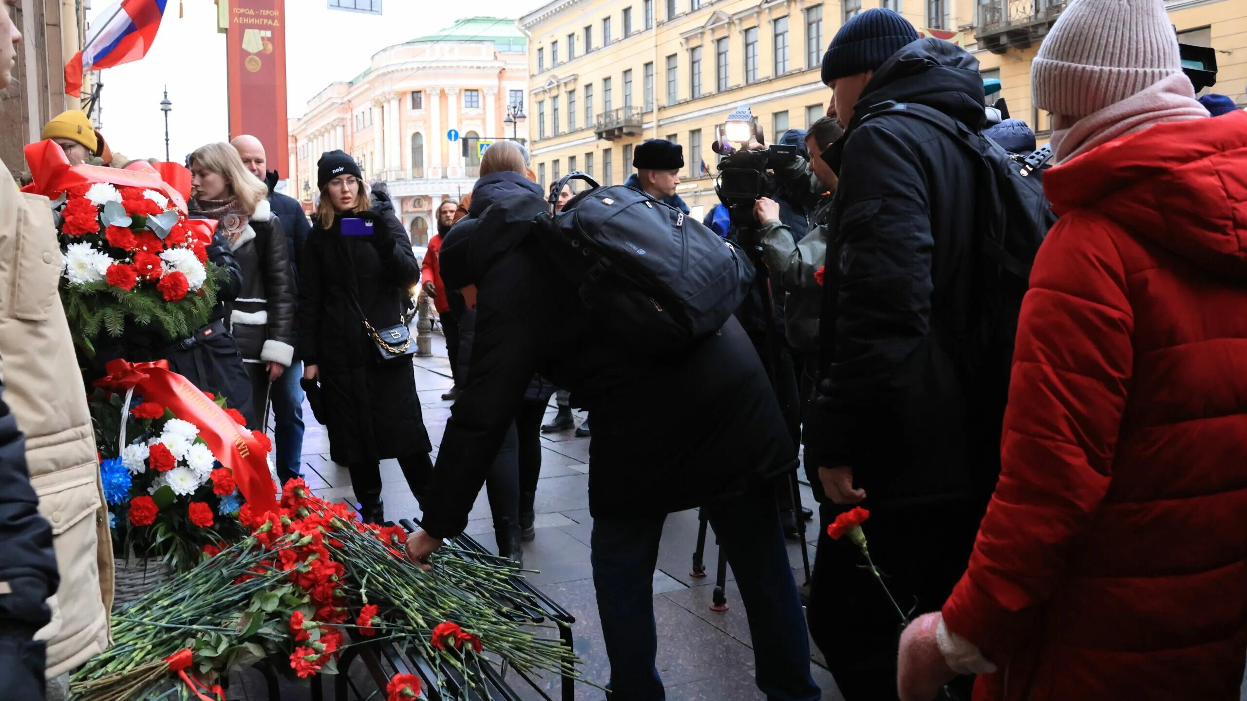 Рота почетного караула 27 января. 27 января события в петербурге. 27 января события в петербурге. Ростральные колонны санкт-петербург. Питер в блокаду.