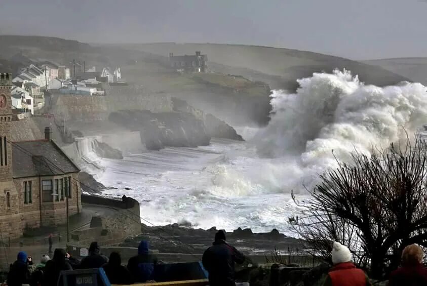 Корнуолл Великобритания шторм. Корнуолл зимой. Корнуолл волны. Huge Wave. During storm