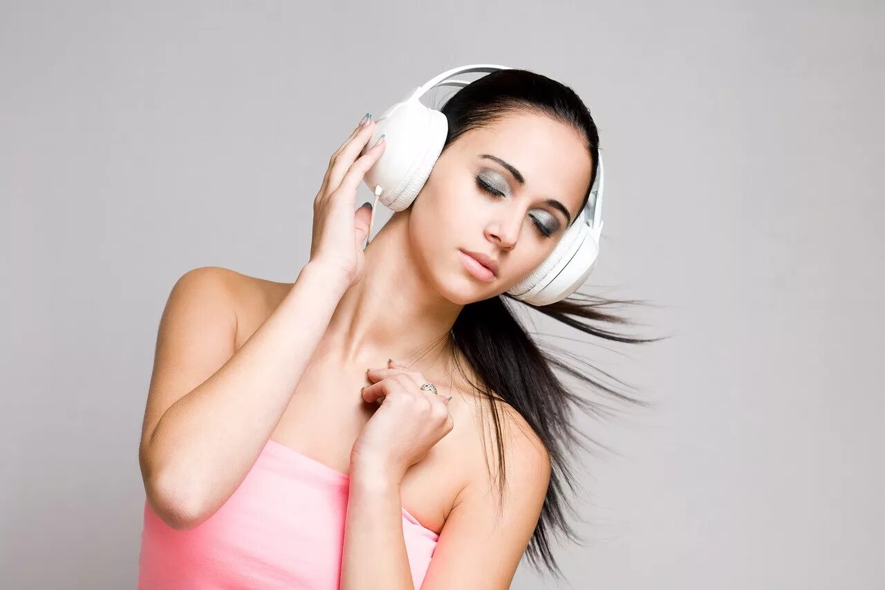 Наушники для девушек. Фотосессия в наушниках. Девочка с наушниками. Девушка в белых наушниках. Обои голова негритянки в белых наушниках.