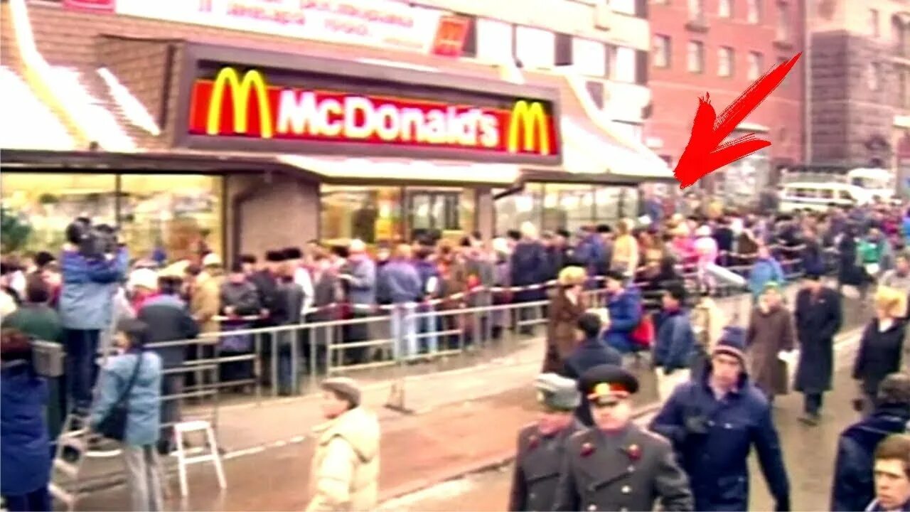 Какие макдональдсы открылись в москве. Первый Московский Макдоналдс 1990. В Москве открылся первый в СССР ресторан Макдоналдс.. Очередь в первый макдональдс в Москве 1990. Макдональдс СССР 1990.